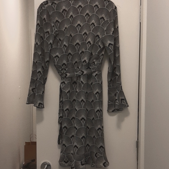 Crepe wrap dress with Art Deco fan print - Picture 8 of 8